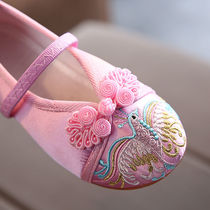 Old Beijing childrens shoes embroidered ancient shoes girls embroidered shoes baby hand cloth shoes and han clothes show shoes