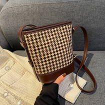 Shanghai passenger supply cabinet clearance outlet outlets official lattice bag foreign style shoulder bucket bag small tote bag