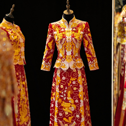 In the autumn and winter of 2022 the bride's Chinese-style marriage and thin plate of golden dragon and phoenix coat imitated with large yards and wedding dress