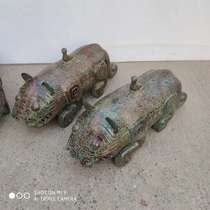 Antique Bronze Ware Double Tail Tiger Black Lacquer Ancient Rust Red Spot Light Leather Pendulum With Antique Collection 