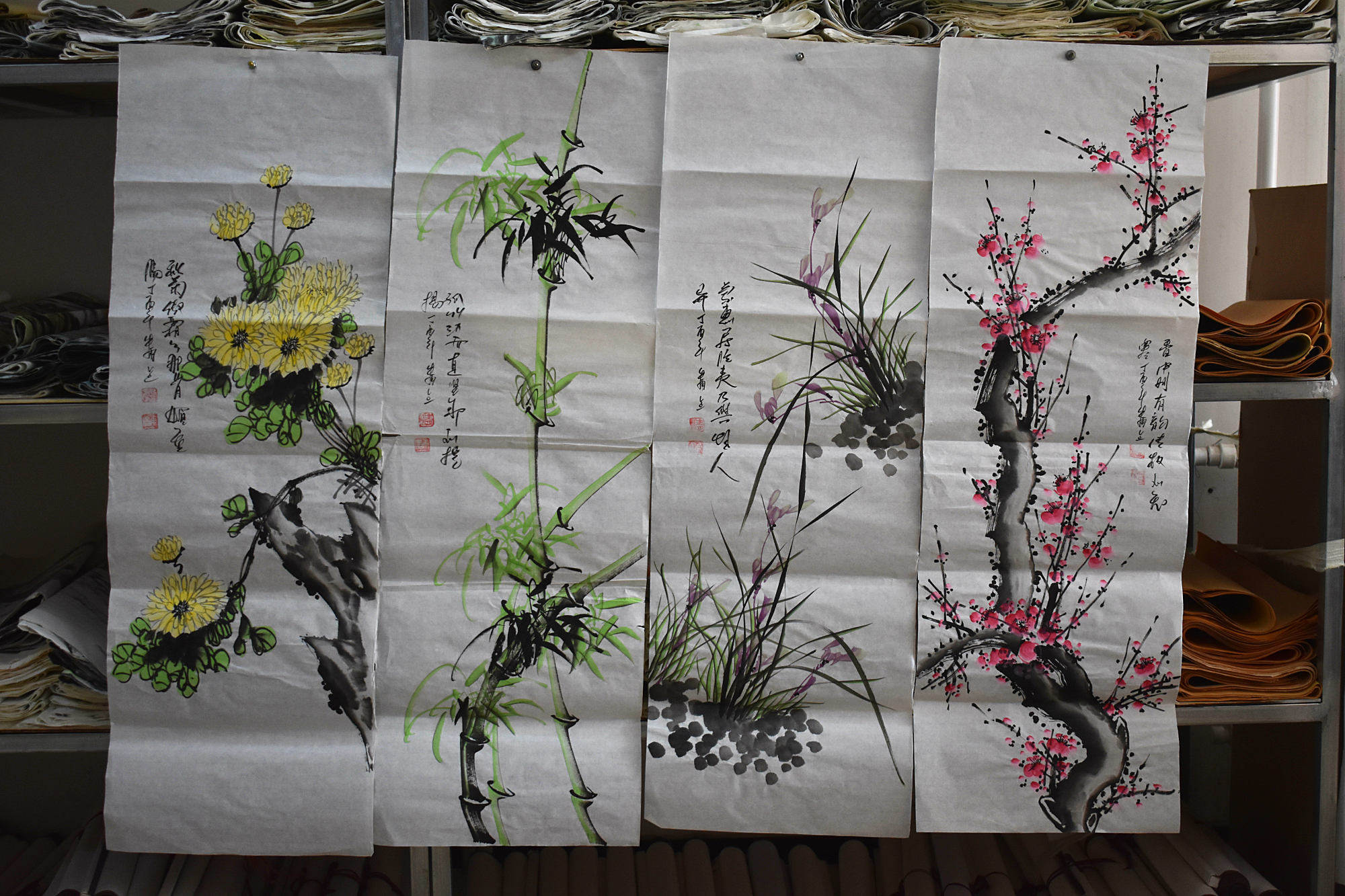 中国古美術・梅兰竹菊 四条屏画芯・黄永玉印款・彩色画・純手描き・宣紙・水印付き 梅兰竹菊四条屏纯手绘画芯-梅兰竹菊四条屏纯手绘画芯促销价格、梅兰竹