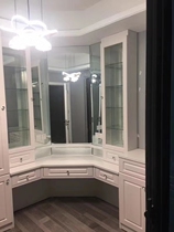 Window-side cabinets for the deposit of the gold