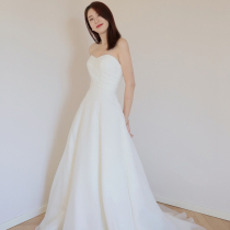 Simple chest light wedding dress 2021 New satin French small tailing Bride wedding temperament tour shoot the door yarn female