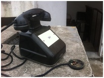 Old-fashioned hand-cranked telephone Bakelite old objects antique nostalgic collection film and television props club bar cabinet decoration