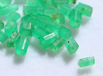 Emerald mineral standard crystal emerald raw stone 5 yuan random hair natural crystal specimen cat mine H11
