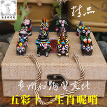 Chen Yingkui the inheritor of the intangible cultural heritage of Miao Township Chen Yingkui Huang Ping mud whistle twelve Zodiac brocade