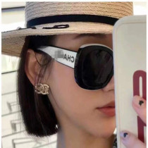 Xiaoxiang family new sunglasses ch9091 Hepburn style oval logo letters female sun sunglasses small red book grass