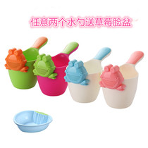 Baby frog sprinkle baby shampoo Cup bath water spoon wash water scoop children play water cup plastic shampoo scoop