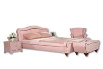 Mousse children at the palm of the Pearl bed frame