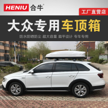 Roof suitcases passer-by with a view of the summer and the sea in the sea.