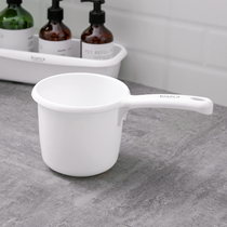 Japan imported inomata plastic water spoon household residual water long handle water scoop Baby Baby Baby Wash bath water spoon