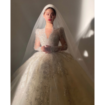 Main wedding dress 2021 new bride long sleeve temperament small man Heavy Industry luxury V collar court Wind Big tailing winter