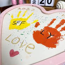 Heart-shaped lovers palm print 520 handmade diy Valentines Day white memorial box to send male and female friends a gift