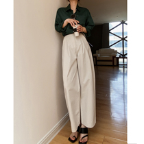 Throw away the family Chater theres a model and a fans rice almond-coloured straight-barrel pants spot.
