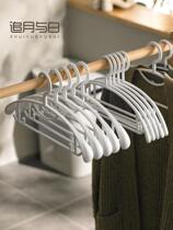 Clothes hanger household clothes plastic wide shoulder seamless drying clothes brace student dormitory non-slip shoulder corner wardrobe special
