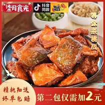 Qi lunar eclipse light Hunan specialty crisp fish block shaking sound Net red small Hee sauce plate spicy instant meal snacks