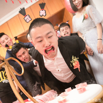 Marriage trembles game props to pick up the parent block the door tricky groom grooms best mans teeth with wide mouth open device blowing candles
