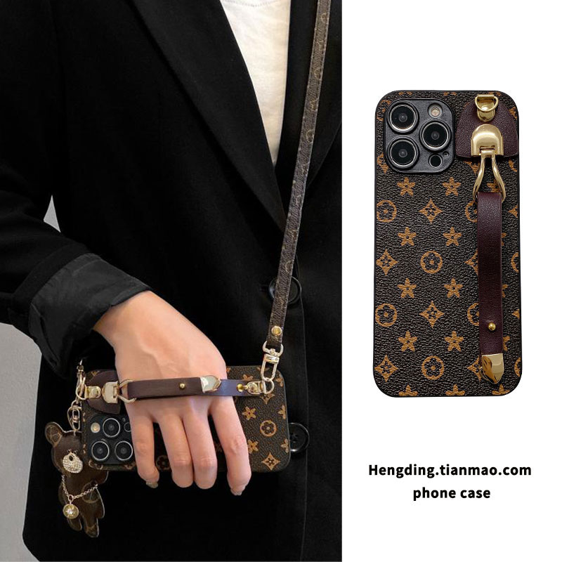 25年新款小熊挂件手机壳测评:比AirPods还轻,能够够当挂脖也得以斜挎。