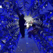 Diamond tunnel large amusement equipment Photography punch kaleidoscope factory direct scenic spot square Commercial activities