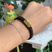 Handicrafts of Thailand in Thailand The Buddhas true pint of the dragon lady. Dragon lady Sanlian bites the money for a tigers hand rope A bracelet for both men and women