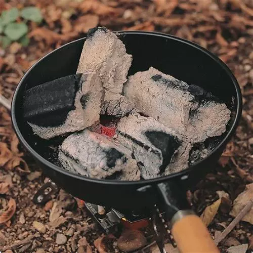 Пустого кемпинговых угольных печ