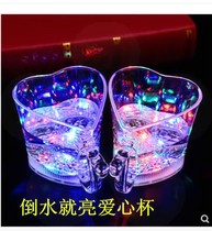 The glow will induce a bright encounter with the water discoloration net red pour water to sense the cup. The water is lit by the water