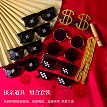 Best man sunglasses glasses pick up props to stop the door funny female mosaic bridesmaid group wedding photo male wedding game