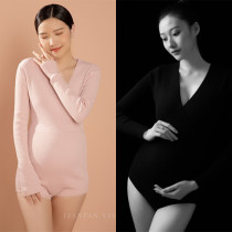 The new pregnant woman in the studio is writing true photography clothing gestational gestation art photo-knitted one-piece clothing and maternity dress