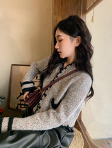 Ren Xiaoyi retro miscellaneous color v collar short fur coat cardigan design sensation Little crowdspring autumn new small sub-blouses