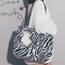 Autumn and winter large capacity bag women 2021 New Tide fashion wild plush shoulder bag high sense simple tote bag
