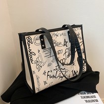 Large capacity bag female 2021 New Tide versatile niche design autumn and winter portable shoulder bag advanced sense tote bag