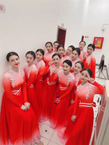 The Chinese dance dress in the light is in full bloom. Chinese Dream singing dance with the big dress modern dance red song chorus performance