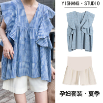 High-end maternity clothes Summer pregnant mother wears a stylish plaid loose top pleated shorts pregnant summer clothes