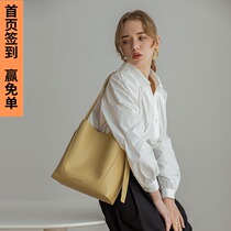 Bucket bag womens summer 2021 new light luxury simple shoulder messenger large capacity bag commuter high-grade soft leather
