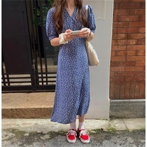 Small fresh floral dress womens 2021 new spring and summer blue short-sleeved V-neck French retro waist tea break skirt