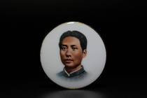 During the Cultural Revolution. Chairman Maos youth colored porcelain statues Old Fidelity commemorative badge collection