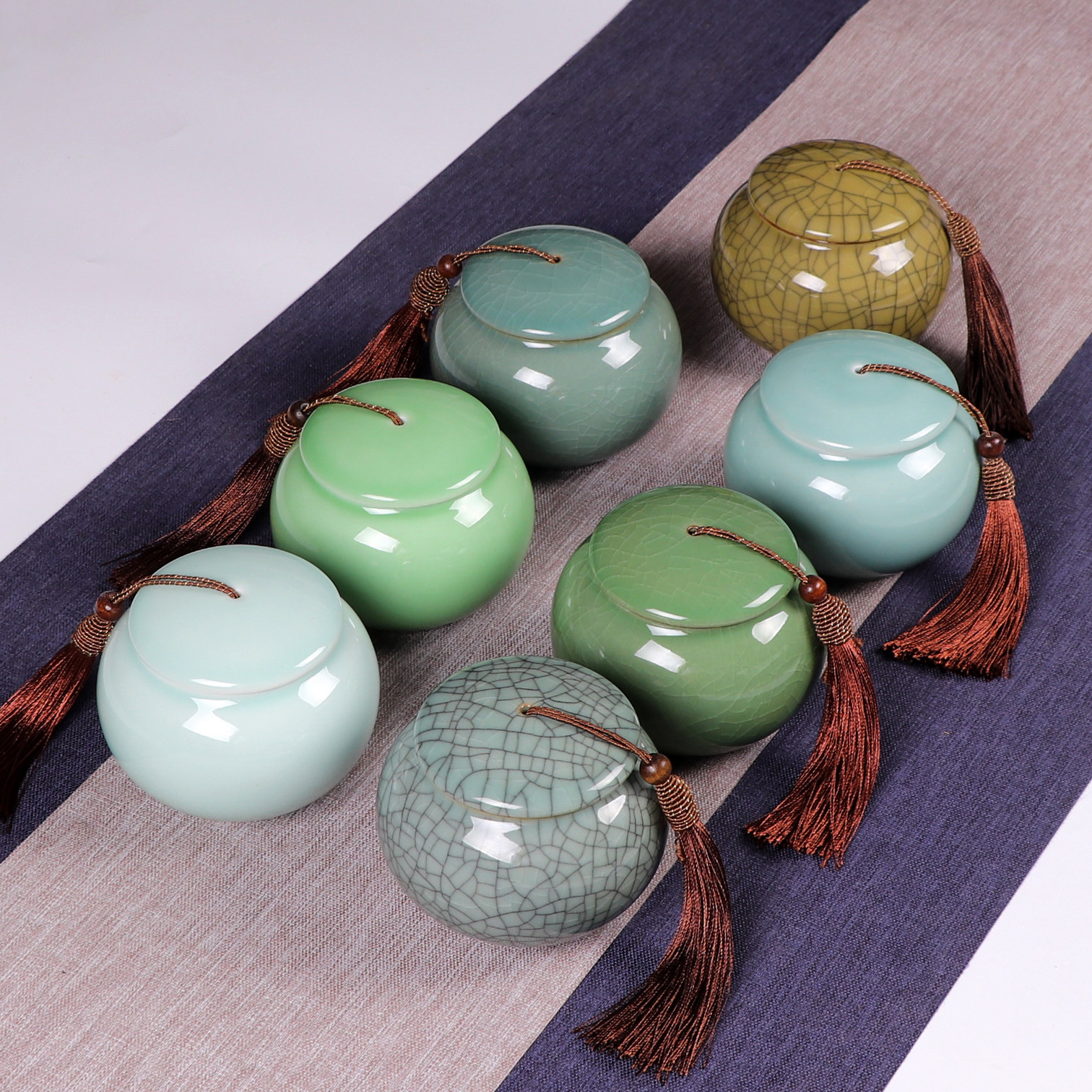 The new Longquan Qing porcelain tea set sealed tea can ceramic storage tank purple sand Puer tea can