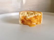 (Yangyang sheep) flow heart milk yellow moon cake Net red moon cake handmade a box of six Shunfeng