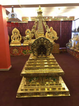 Nepals high-end boutique pagoda full gilt stupa inlaid with turquoise coral gem is 2 meters high.