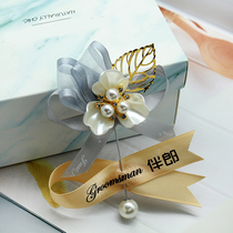 Groom bride marries chest flowers full set of wedding lapels family parents accompanied by bridesmaids guests VIP guests Dont pin