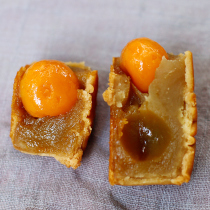 Tiandi Yipin Guangdong double yellow pure white lotus seed paste mooncake bulk Guangzhou traditional old-fashioned handmade salted egg yolk filling Cantonese style