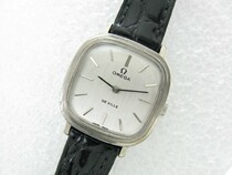 vintage square Oumiga 625 disc flying medieval manual mechanical female table