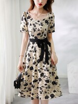 French black - broken dress girl in summer 2023 new party collects a slim small man in the middle skirt