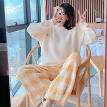 Knock show leg length ~ How to wear beautiful coral velvet pajamas womens autumn and winter soft cotton plus velvet yellow two-piece set