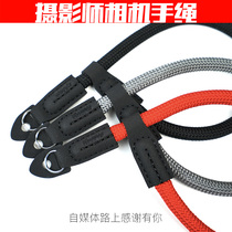 Photographer micro-single-phase machine mountaineering hand rope bracelet with single anti-Leica round hole camera with retro camera wristband