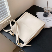 Korean version of the retro large-capacity shoulder bag bag female summer 2021 new trendy textbook student advanced sense of armpit bag large bag