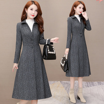 Jacket female lady high-end atmosphere in August wear windbreaker middle-aged foreign coat 2022 new spring and autumn winter