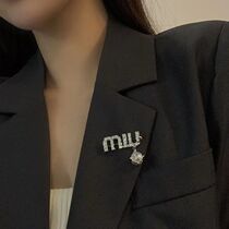 High-end exquisite flashing diamond miu letter brooch womens anti-bloom net red ins all-match pin buckle fixed clothes accessories