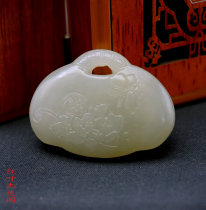 Hetian Jade lock-shaped pendant carving flower blossom rich pendant pendant green and white jade butterfly love flower jade pendant sweater pendant