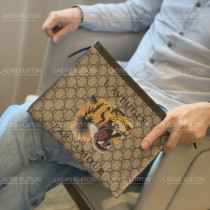 2022 new big signs for mens hands with bag genuine leather hand grip bag washing bag online red coveted handbags for mens wallet Boomers